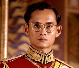El rey Bhumibol Adulyadej, humanitario y altamente reverenciado en Tailandia, en su juventud. Gobernó durante 70 años, el reinado más largo de cualquier monarca en el mundo.