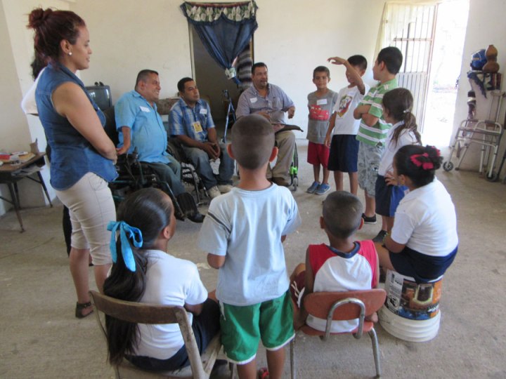 Se invitó a los niños a que preguntaran a los miembros del equipo de Habilítate cualquier pregunta que quisieran sobre sus vidas y sus discapacidades. Fue una de las primeras veces que la mayoría de los niños tuvieron la oportunidad de conocer a personas con discapacidades, y fueron muy curiosos. Se produjo un gran intercambio amistoso.