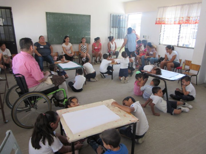 En una de las primeras actividades, los niños se dividieron en grupos pequeños y se les pidió que dibujaran las diferentes causas de la discapacidad, y luego las posibles formas de prevenirlas. Aquí cada grupo se prepara para dibujar en grandes hojas de papel.