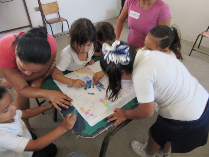 Los niños tomaron la actividad muy en serio y fueron muy creativos y coloridos al representar sus ideas.