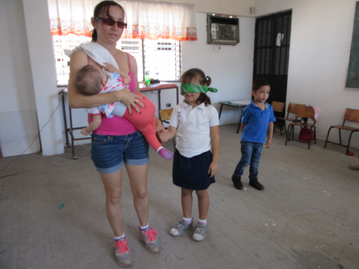 Aquí una madre guía a su hijo "ciego".