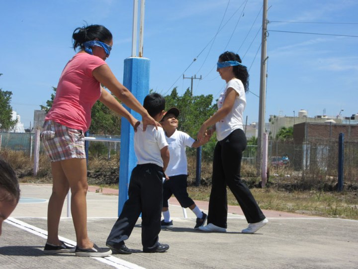 A continuación, los niños guían a sus madres con los ojos vendados.