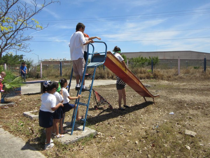 Aquí los niños videntes guían a los "ciegos" para jugar en una res baladilla. ¡Bastante aterrador pero divertido!