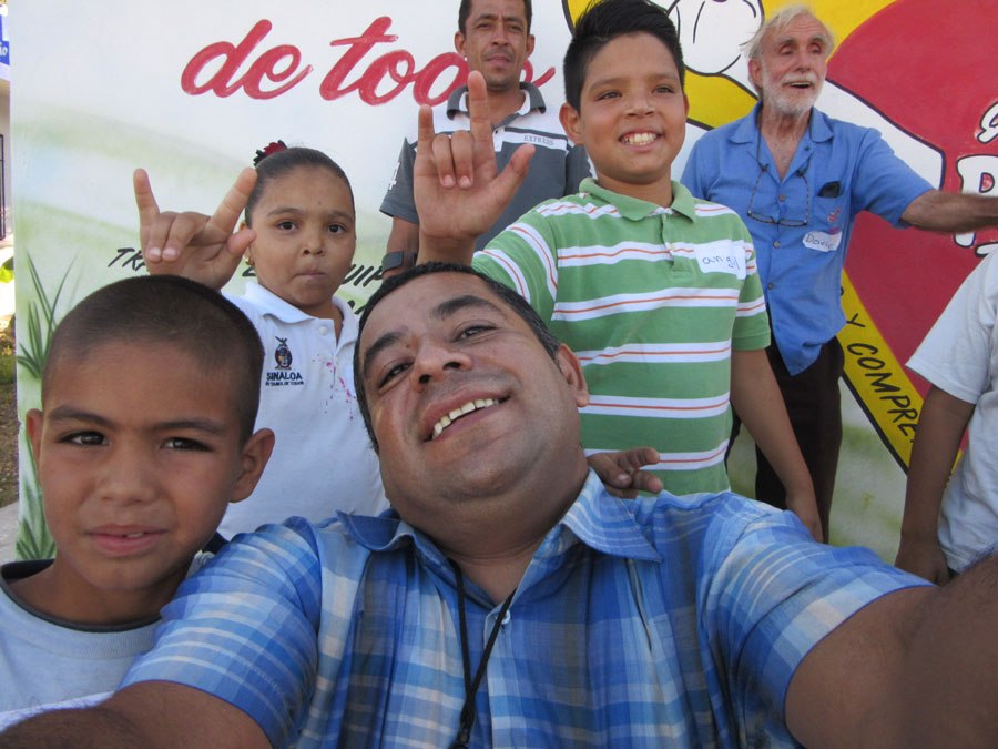 Con todo, tal vez el resultado más positivo de la experiencia de Niño-a-Niño es el compañerismo y el intercambio amistoso entre los escolares y los miembros discapacitados del equipo de Habilítate. Los niños comienzan a darse cuenta de que las personas con discapacidad son como cualquier ser humano y pueden ser tan buenas amigas y tan divertidas como otras personas.