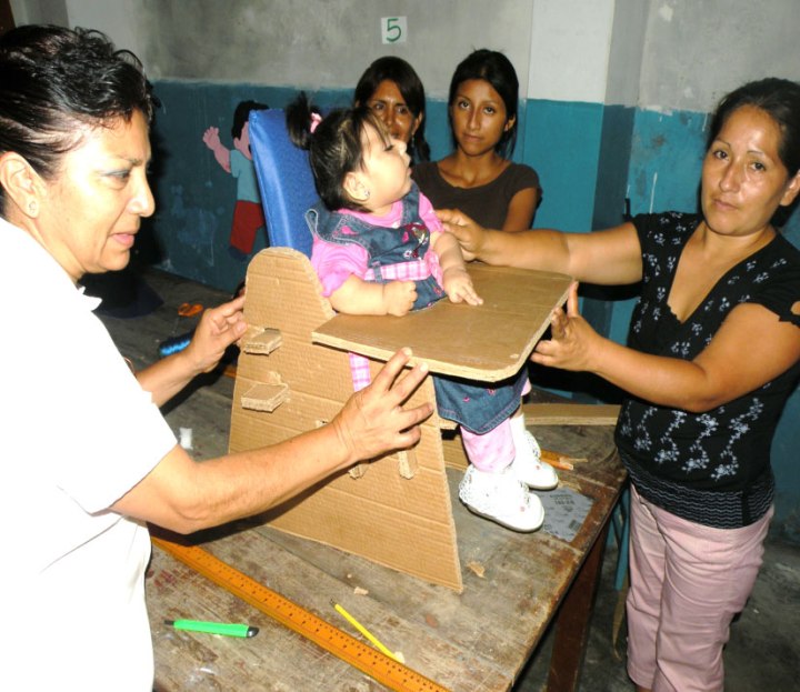 La Tecnología en Papel y Cartón ha sido una característica de los talleres de elaboración de equipos de ayudas funcionales de bajo costo que he impartido en Asia, África y América Latina. Aquí, en un taller en Perú, los miembros de la familia y los trabajadores de rehabilitación en la comunidad hacen un asiento de cartón para un niño con parálisis cerebral.