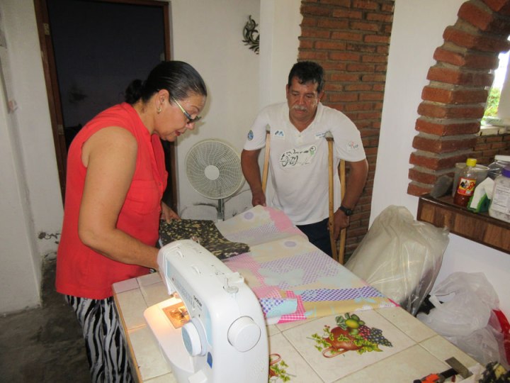 Estela, una costurera de buen corazón que trabaja como voluntaria con Habilítate, cose coloridas cubiertas de tela y cojines de los asientos especiales para niños. Atractivamente cubrió el relleno de esponja y las cuñas para el asiento de Susi.