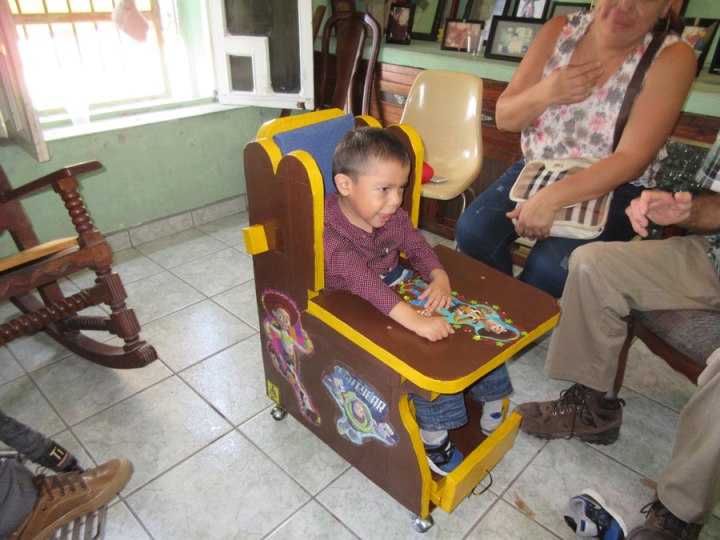 Julian está encantado con su nuevo asiento. Le permite a su madre ajustar el ángulo de la espalda y la parte inferior de las piernas. Para descansar, puede bajar la espalda y levantar los pies. Para alimentarlo, ella puede sentarlo derecho.