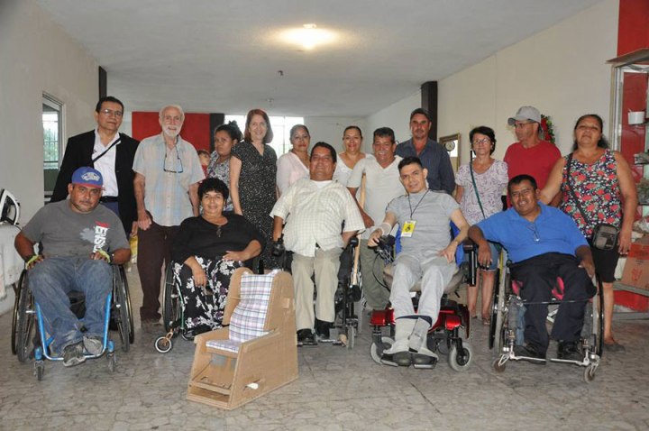 Foto, por un fotógrafo de DIF, del equipo Habilítate junto con amigos y colaboradores. El asiento especial de Susi está en primer plano.