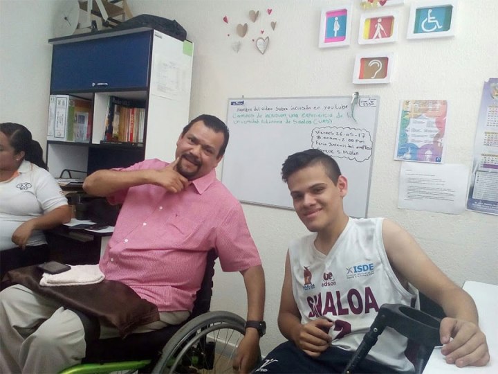 Rigo Delgado (con camisa rosa), cuadripléjico (paralizado desde el cuello hacia abajo), estudiante de la Universidad Autónoma de Sinaloa, lanzó un programa para promover los derechos de las personas con discapacidad y el acceso al campus.