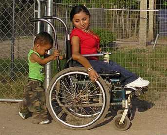 El hijo de Virginia, José Carlos, ayuda a empujar su silla de ruedas desde una edad temprana.