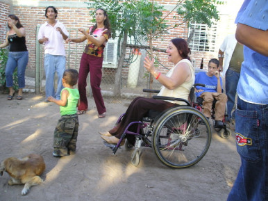 Conchita en un baile comunitario de PROJIMO.