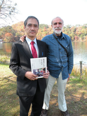 El Dr. Toru Honda, pionero en la atención primaria de salud centrada en las personas y fundador de SHARE, se encuentra a mi lado en Saku, Japón, con una copia de la edición japonesa de "Donde No Hay Doctor".