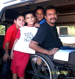 Rigo con unos jóvenes en su proyecto "De Niño a Niño".