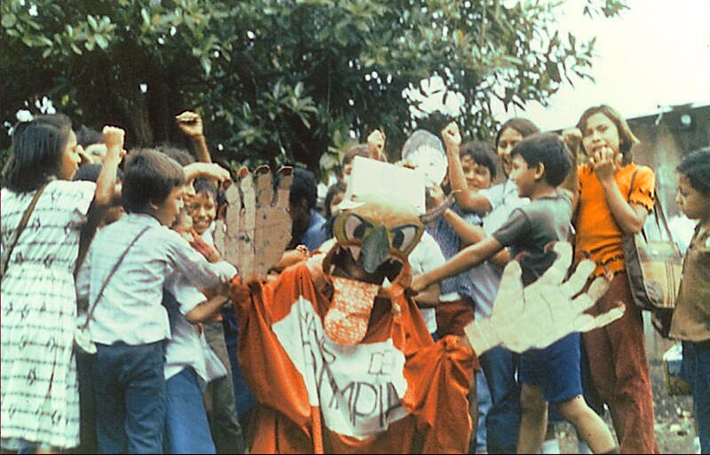 Al final de la obra de teatro, los niños, ahora vacunados, atacaron espontáneamente al Monstruo del Sarampión.