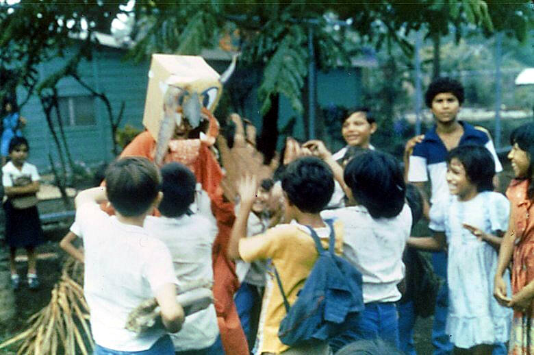 22. El Monstruo busca de un lado a otro, pero ahora no encuentra niños no vacunados. Dado que todos los niños ya han sido vacunados, pueden defenderse del malvado monstruo del sarampión.