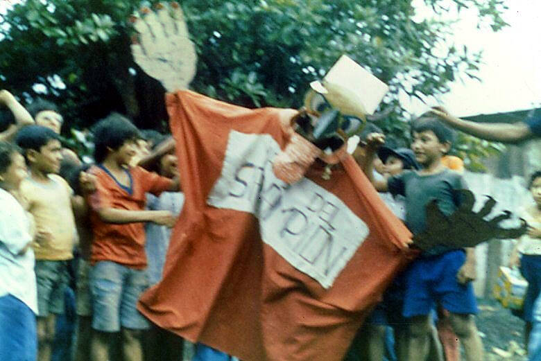 23. Esta vez son los niños los que atacan al Monstruo.