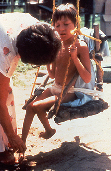 Este niño con parálisis cerebral nunca había tenido la oportunidad de columpiarse antes y estaba al principio temeroso.