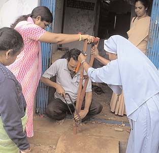 The group of mediators worked with Bhararthi to make an adjustable under-arm crutch.