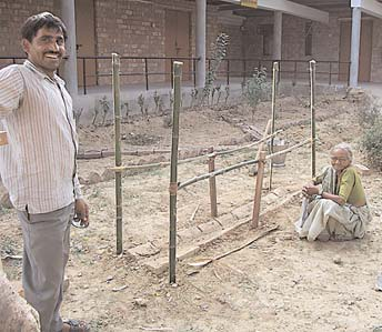 The installed parallel bars.