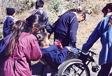 Fortunately, now that her classmates have made friends with her, they help Magali up the steepest roughest part.