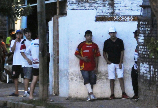‘Soldaditos’ (juvenile drug vendors) outside a ‘bunker’ in Rosario.