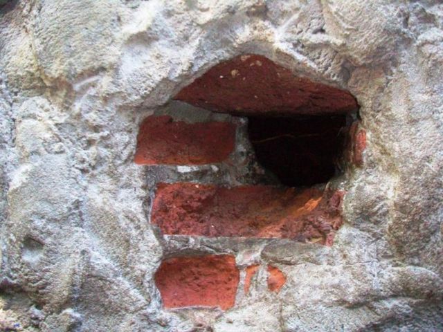The hole in the brick wall of a ‘bunker,’ through which a ‘soldadito’ sell drugs.
