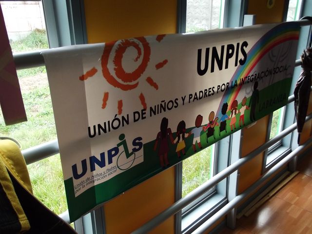 Banner for the ‘Unión de Niños y Padres para la Integración Normal’.