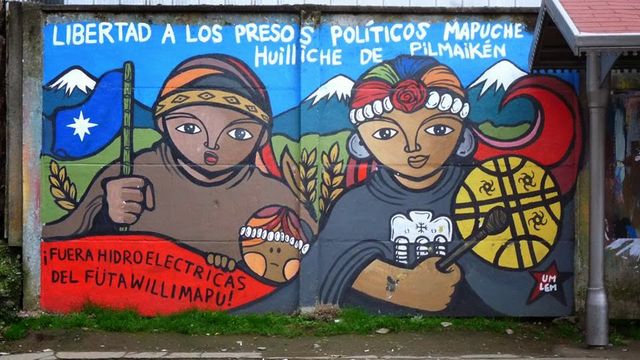 This banner demands the freeing of Mapuche political prisoners—but also the closure of the big hydroelectric project in Mapuche claimed territory.