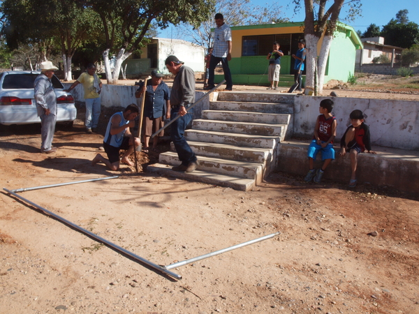 To install the handrails, they dug the holes for the uprights with a steel bar and a posthole digger.