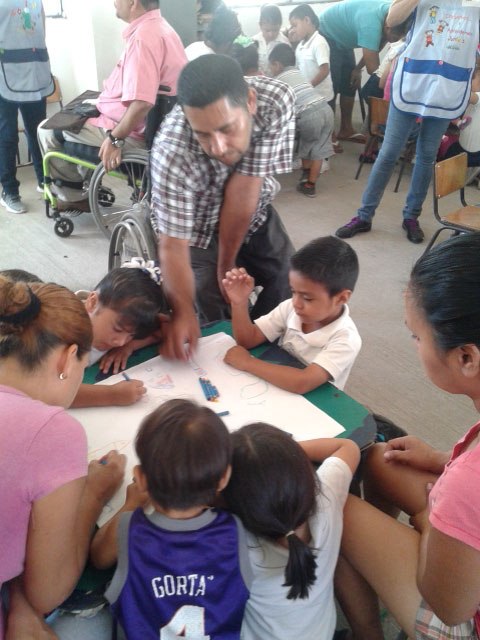 Members of the Habilítate team participated with the children in their drawings and exchange of ideas.