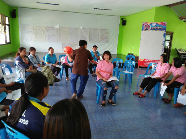 In the second part of the role-play those surrounding the pregnant schoolgirl become more understanding and kinder. Each time someone makes a friendly comment, one of the strings binding her is removed. 